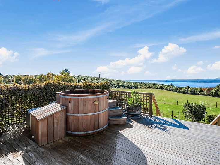 Holiday Homes With A Jacuzzi In New Zealand Bachcare Blog