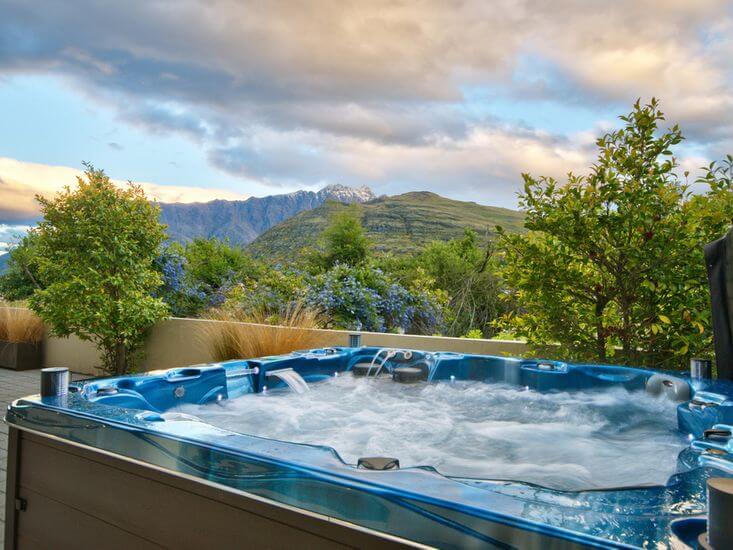 Huge Lakefront Delight - Queenstown Holiday Home with Spa Pool