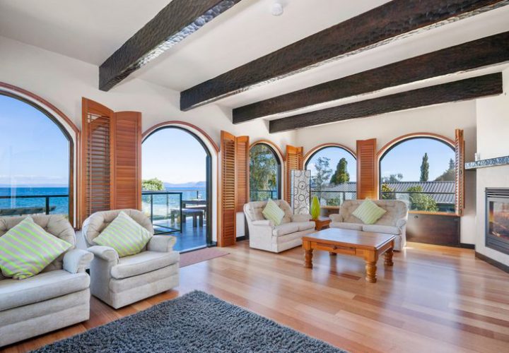 Lakefront Villa Taupo